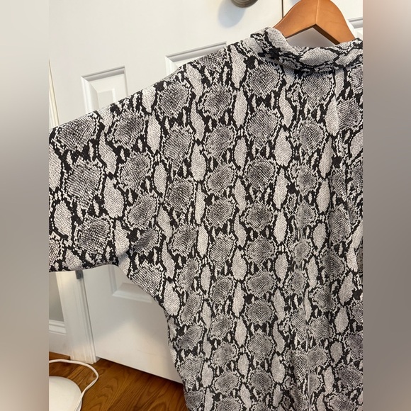 A.L.C. Noreen Dolman Snake-Print Silk Blouse size 2 - Picture 11 of 11